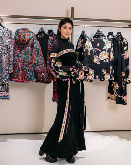 雪國(guó)靈感 秋冬真絲印花服飾與鞋帽搭配指南